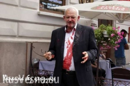 Во Львове радикалы из «Правого сектора» облили нардепа свиной кровью (ФОТО+ВИДЕО)