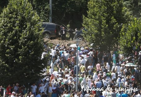 Премьер-министра Сербии забросали камнями в Сребренице