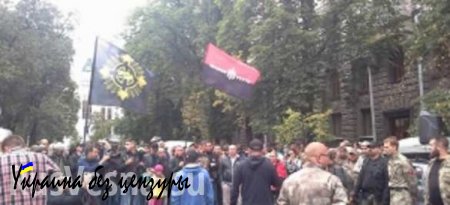 В Полтаве здание областной милиции вместе с «Правым сектором» окружили боевики «Азова» и «Айдара» (ВИДЕО)