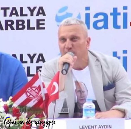 Уволен консул Украины в Турции, надевший футболку с «Вежливым» Путиным