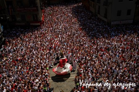 В Мукачево ловят "партизан" Яроша, а Яценюк закурил в США: фото дня