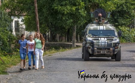 В Мукачево ловят "партизан" Яроша, а Яценюк закурил в США: фото дня