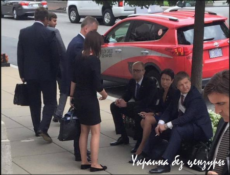 В Мукачево ловят "партизан" Яроша, а Яценюк закурил в США: фото дня
