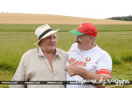 Лукашенко научил Депардье косить