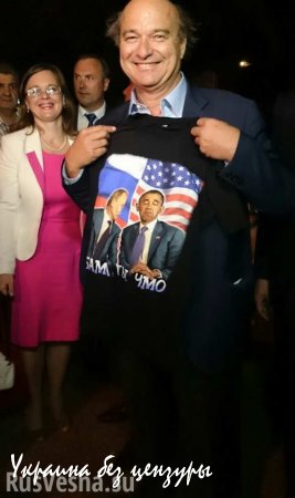 Французский сенатор купил в Крыму футболку с оскорблением Обамы