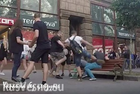 Избиение гомосексуалистов на улицах Киева (ВИДЕО)