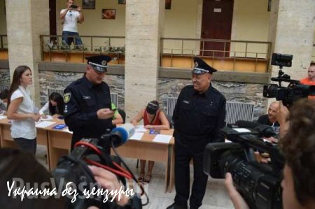 Эпатажный губернатор Закарпатья продефилировал на публике в форме из «Полицейской Академии» (ФОТО + тематический киносюжет)