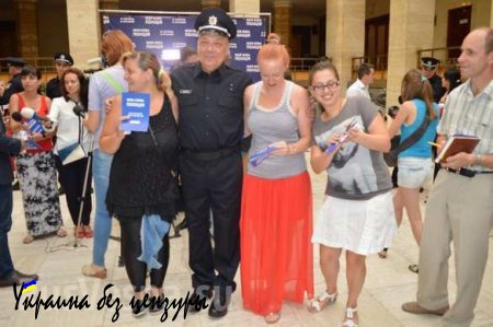 Эпатажный губернатор Закарпатья продефилировал на публике в форме из «Полицейской Академии» (ФОТО + тематический киносюжет)