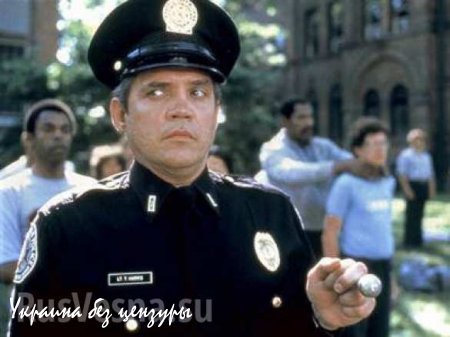 Эпатажный губернатор Закарпатья продефилировал на публике в форме из «Полицейской Академии» (ФОТО + тематический киносюжет)