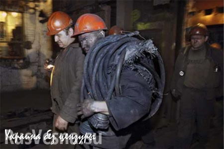 В Макеевке из горящей шахты подняли 103 горняка