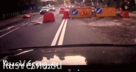 «Воюешь ты, падла, в Киеве?» – броневик Saxon специально сносит дорожные ограждения (ВИДЕО)