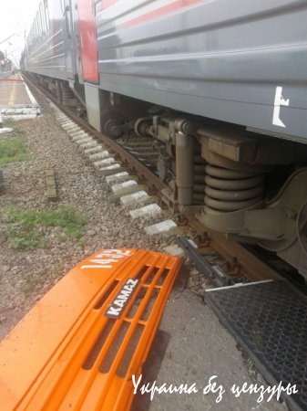 В России пассажирский поезд столкнулся на переезде с КамАЗом