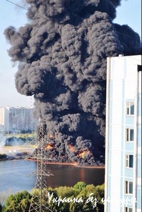 В столице России на Москве-реке горит нефтепровод