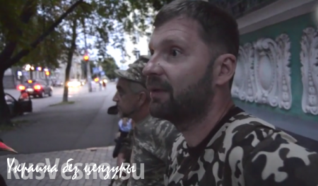 В центре Киева неизвестные «активисты» штурмовали штаб-квартиру Януковича, охрана открыла стрельбу (ВИДЕО)