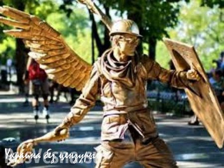 В центре Одессы оглоушили «живую статую» ангела «Небесной Сотни»