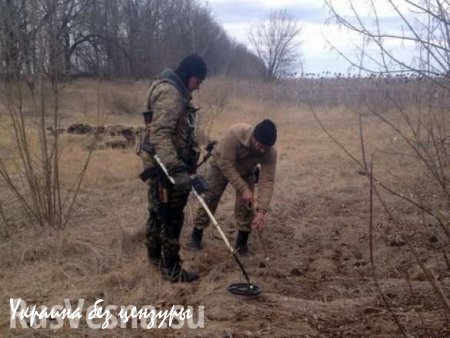 Саперы разминируют место захоронения военнослужащих в районе Снежного