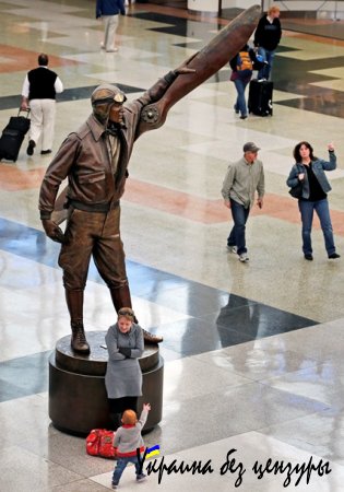 Воздушный порт как арт-объект. Аэропорт Денвера оброс кучей домыслов