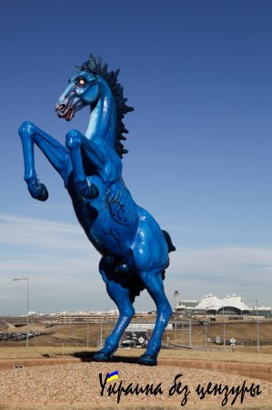 Воздушный порт как арт-объект. Аэропорт Денвера оброс кучей домыслов