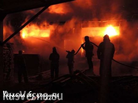 В результате ночных обстрелов Донецка в Петровском районе разрушения и пожары