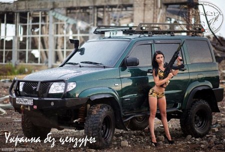 На бывших украинских позициях в Луганском аэропорту, которые год назад заняли ополченцы, смелые симпатичные девушки устроили фотосессию