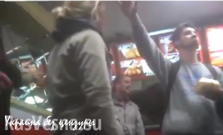 Девушка нокаутировала парня за вскинутую в фашистском приветствии руку (ВИДЕО)