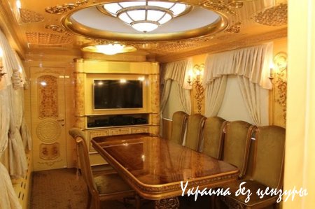 VIP-вагоны в поездах и светофор на пустыре: фото дня