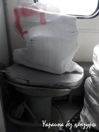 VIP-вагоны в поездах и светофор на пустыре: фото дня