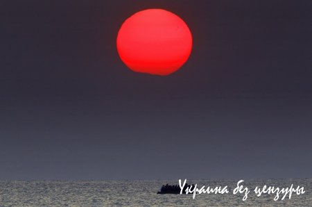 VIP-вагоны в поездах и светофор на пустыре: фото дня