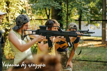 "Азов" в тренировочных лагерях обучает обращению с оружием детей в возрасте от шести лет. «Daily Mail» - новости от novorus.info/