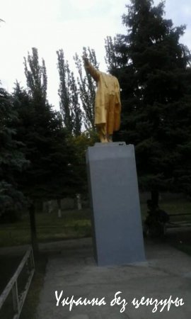 Саакашвили в багажнике, обезглавленный Ленин и рост рубля: фото дня