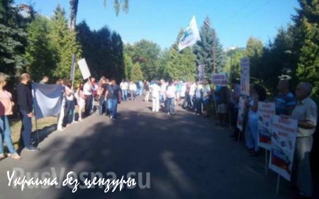 Во Львое радикалы собираются громить российский банк, уже подожгли шины (ФОТО)