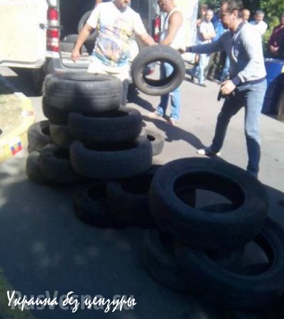 Во Львое радикалы собираются громить российский банк, уже подожгли шины (ФОТО)