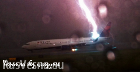 В США молния ударила в самолет прямо в аэропорту (ВИДЕО)