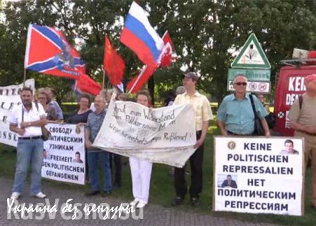 Порошенко в Берлине встретили флагами России и ДНР (ВИДЕО)
