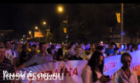 Факельное шествие в Мелитополе: привезенную массовку в 150 человек выдали за всенародную демонстрацию (ВИДЕО)