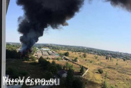 Под Киевом горят склады на промышленном предприятии, слышны взрывы (ФОТО+ВИДЕО)