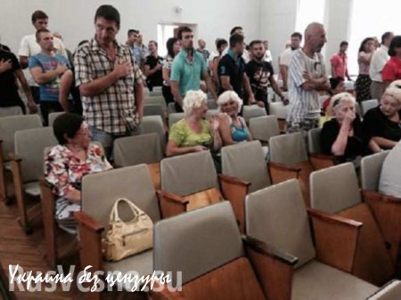 В Днепропетровске пенсионерки отказались стоять во время звучания гимна Украины (ФОТО)
