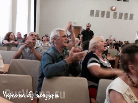 В Днепропетровске пенсионерки отказались стоять во время звучания гимна Украины (ФОТО)