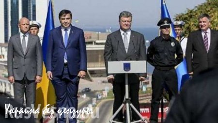 Почему Саакашвили украл костюм не своего размера и зачем он носит лосины? (ФОТО)