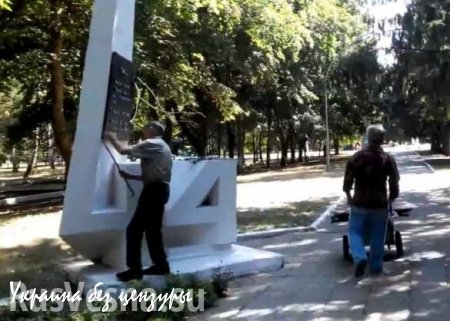 В Харькове демонтируют мемориальные доски советским воинам, защищавшим городов от фашистов (ВИДЕО)