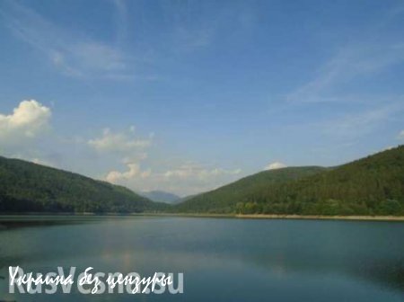 Уникальное водохранилище в Закарпатье превратили в свалку (ФОТО)