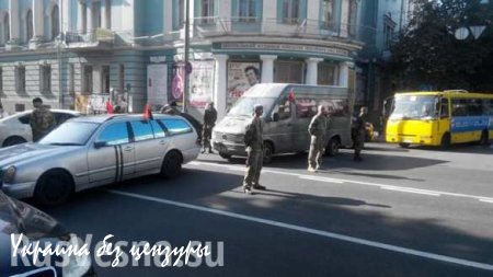 МОЛНИЯ: «Правый сектор» заблокировал правительственный квартал в Киеве (ФОТО)
