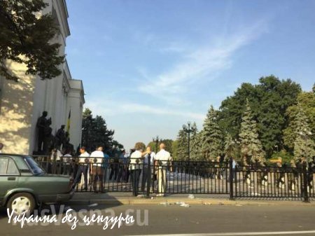 Сумасшедшие в вышиванках, выломанный булыжник из мостовой и мужик в трусах — корреспондент «Русской Весны» вернулся с вечерней прогулки по улице Грушевского в Киеве