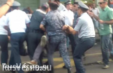 В Ереване митингующие пытаются прорвать полицейский кордон (ВИДЕО)
