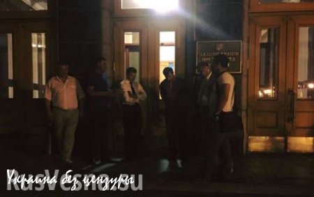Ляшко и депутаты-радикалы пытаются прорваться в администрацию Порошенко (ФОТО)