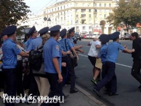 «Ты пёс!» — украинские неонацисты в Харькове общаются с руководством местной милиции (ВИДЕОФАКТ)