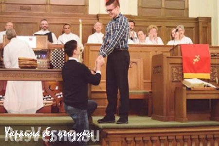 Американец сделал своему другу предложение в методистской церкви (ВИДЕО)