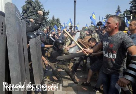 Захарченко не исключил начала уличных боев в Киеве