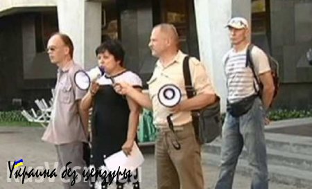 В Днепропетровске жители пикетировали горсовет из-за высоких коммунальных тарифов
