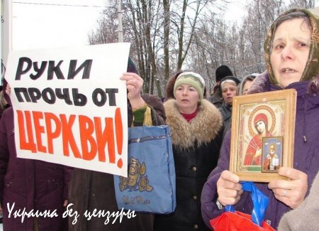 В Украине разгорелся религиозный конфликт: бойцы в масках запугивают людей, чтобы переходили в другую церковь (ВИДЕО)